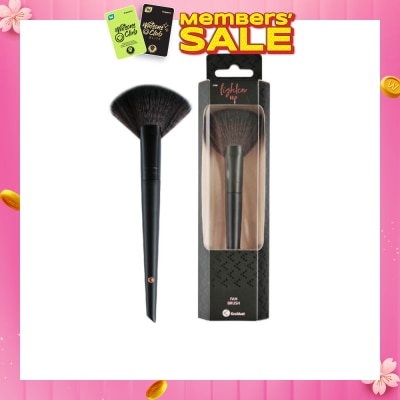 KRUIDVAT Fan Brush (Ideal For A Light And Natural Application Of Blushes, Bronzer Or Highlighter, Can Be Used For Dusting Away Excess Product) 1s