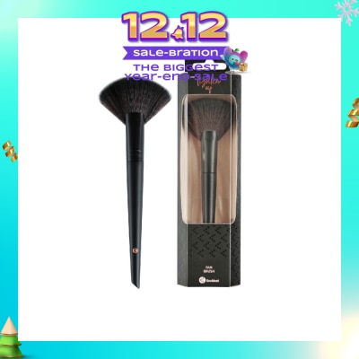 KRUIDVAT Fan Brush (Ideal For A Light And Natural Application Of Blushes, Bronzer Or Highlighter, Can Be Used For Dusting Away Excess Product) 1s