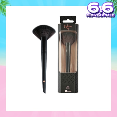 KRUIDVAT Fan Brush (Ideal For A Light And Natural Application Of Blushes, Bronzer Or Highlighter, Can Be Used For Dusting Away Excess Product) 1s