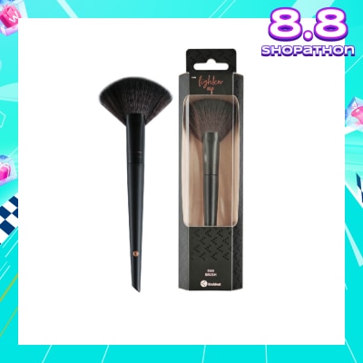 KRUIDVAT Fan Brush (Ideal For A Light And Natural Application Of Blushes, Bronzer Or Highlighter, Can Be Used For Dusting Away Excess Product) 1s