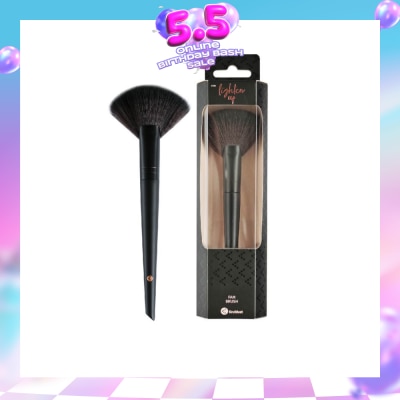 KRUIDVAT - Fan Brush (Ideal For A Light And Natural Application Of Blushes, Bronzer Or Highlighter, Can Be Used For Dusting Away Excess Product) 1s