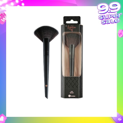 KRUIDVAT Fan Brush (Ideal For A Light And Natural Application Of Blushes, Bronzer Or Highlighter, Can Be Used For Dusting Away Excess Product) 1s