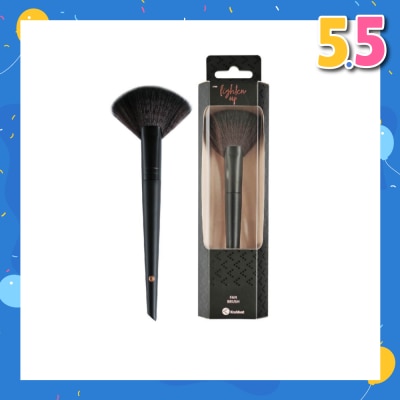 KRUIDVAT Fan Brush (Ideal For A Light And Natural Application Of Blushes, Bronzer Or Highlighter, Can Be Used For Dusting Away Excess Product) 1s