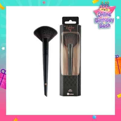 KRUIDVAT Fan Brush (Ideal For A Light And Natural Application Of Blushes, Bronzer Or Highlighter, Can Be Used For Dusting Away Excess Product) 1s