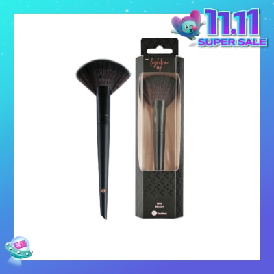 KRUIDVAT Fan Brush (Ideal For A Light And Natural Application Of Blushes, Bronzer Or Highlighter, Can Be Used For Dusting Away Excess Product) 1s