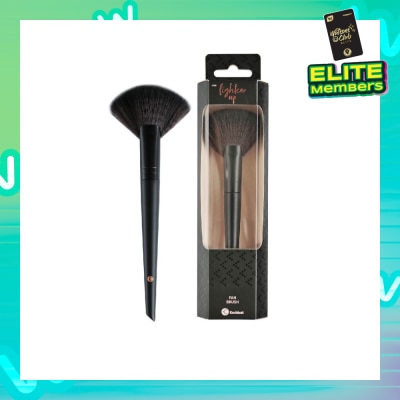 KRUIDVAT Fan Brush (Ideal For A Light And Natural Application Of Blushes, Bronzer Or Highlighter, Can Be Used For Dusting Away Excess Product) 1s