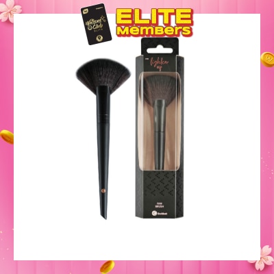 KRUIDVAT Fan Brush (Ideal For A Light And Natural Application Of Blushes, Bronzer Or Highlighter, Can Be Used For Dusting Away Excess Product) 1s