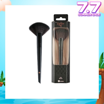 KRUIDVAT Fan Brush (Ideal For A Light And Natural Application Of Blushes, Bronzer Or Highlighter, Can Be Used For Dusting Away Excess Product) 1s