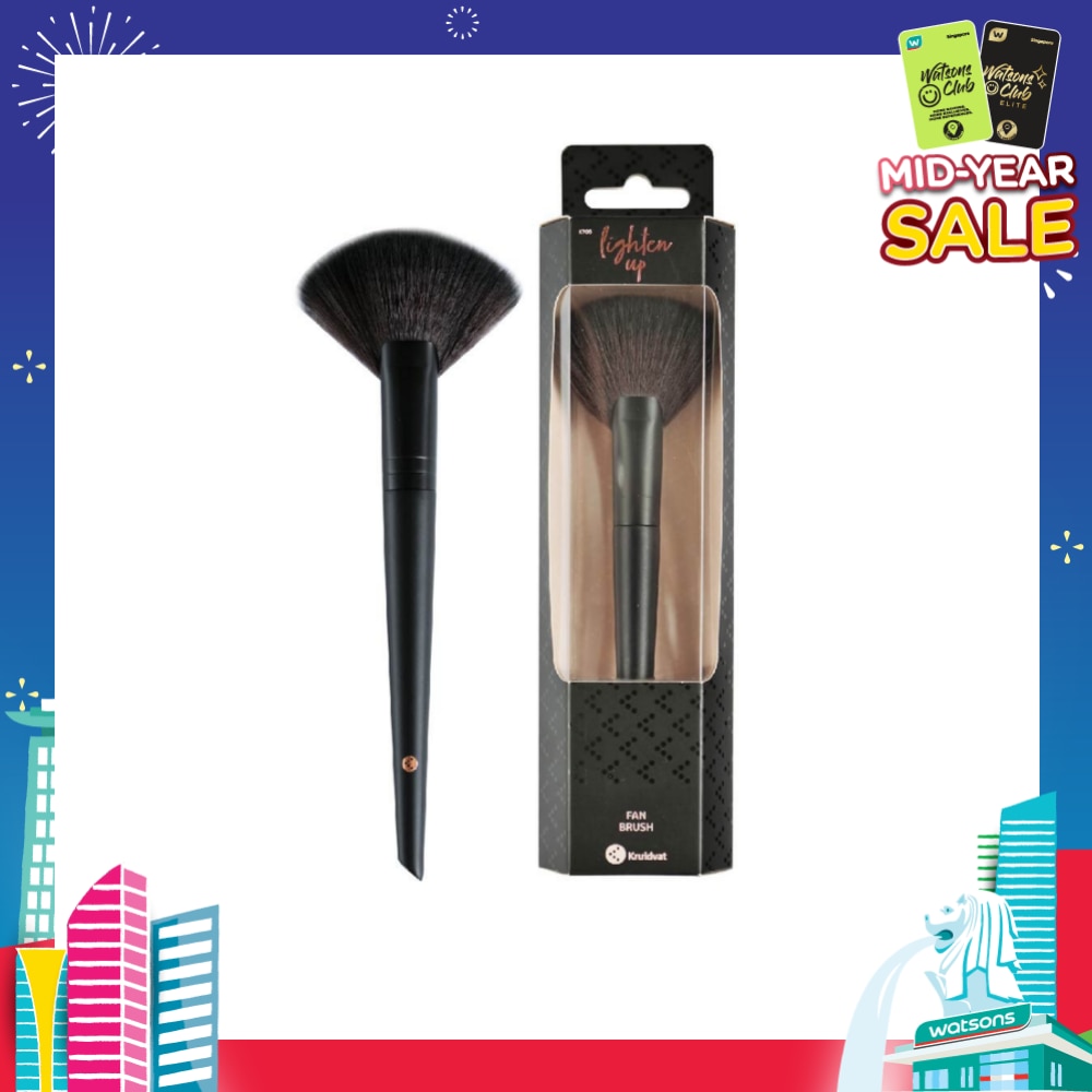 Fan Brush (Ideal For A Light And Natural Application Of Blushes, Bronzer Or Highlighter, Can Be Used For Dusting Away Excess Product) 1s