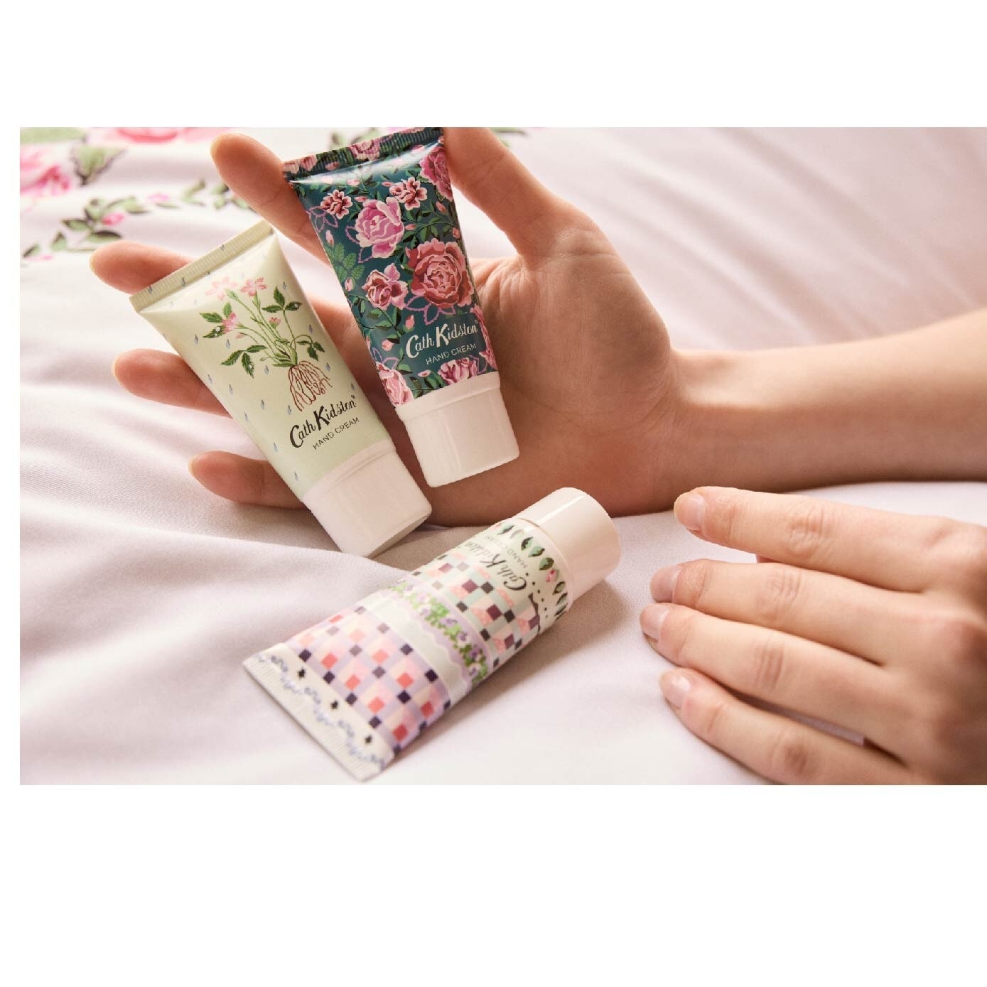 Roots & Raindrops Assorted Hand Creams Trio Xmas Packset consists 30ml x 3s<BR>