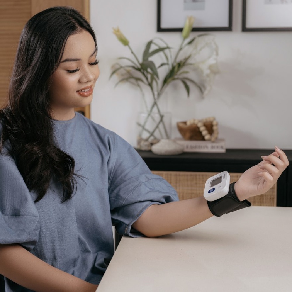 Omron Wrist Blood Pressure Monitor Hem-6161 1s