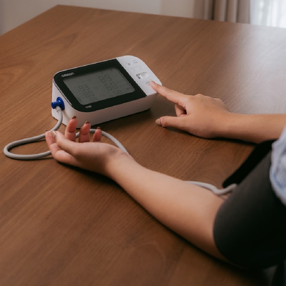 Omron Automatic Blood Pressure Monitor Hem 7361T 1s